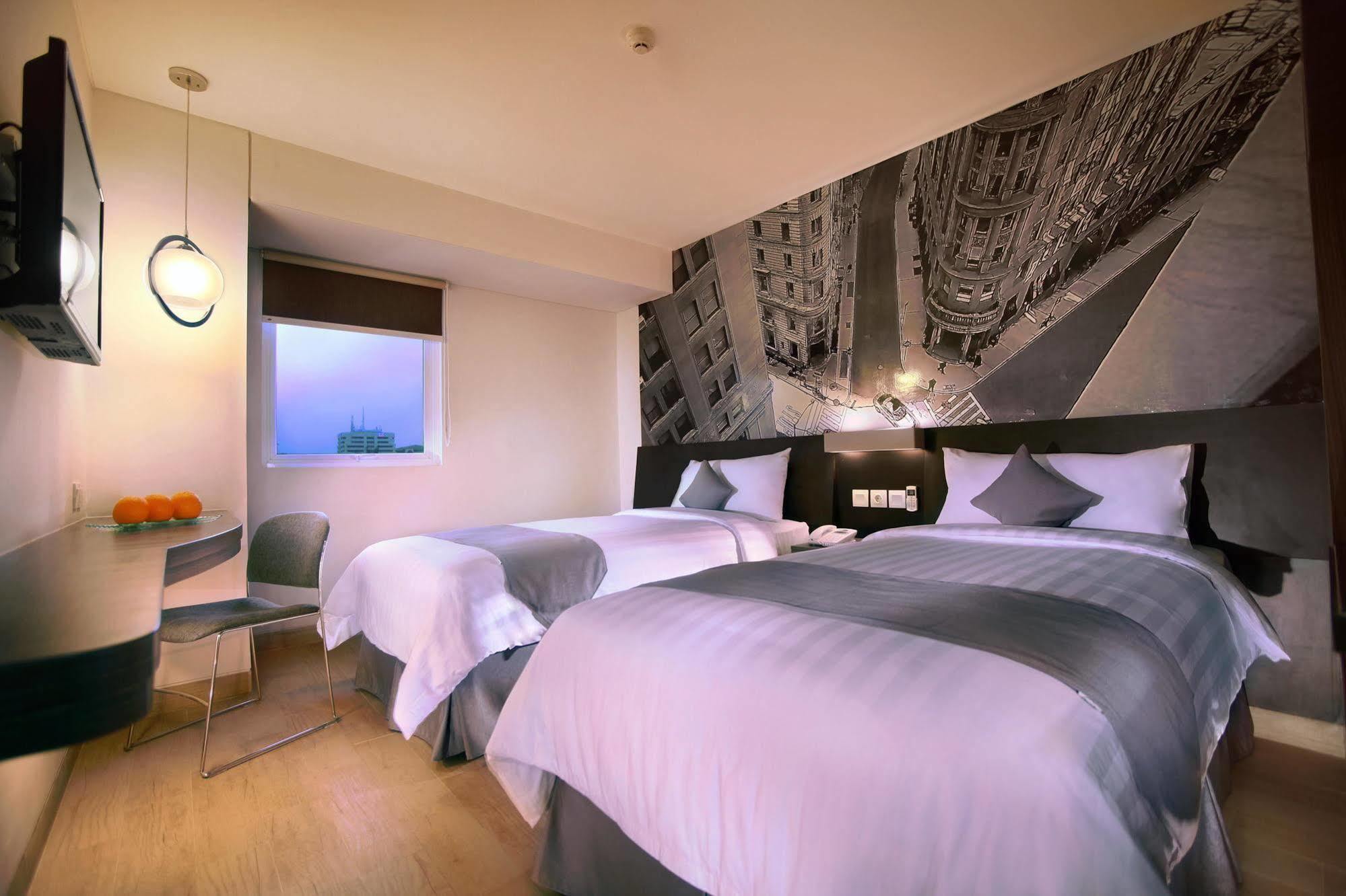 Neo Hotel Mangga Dua By Aston Jakarta Exterior photo