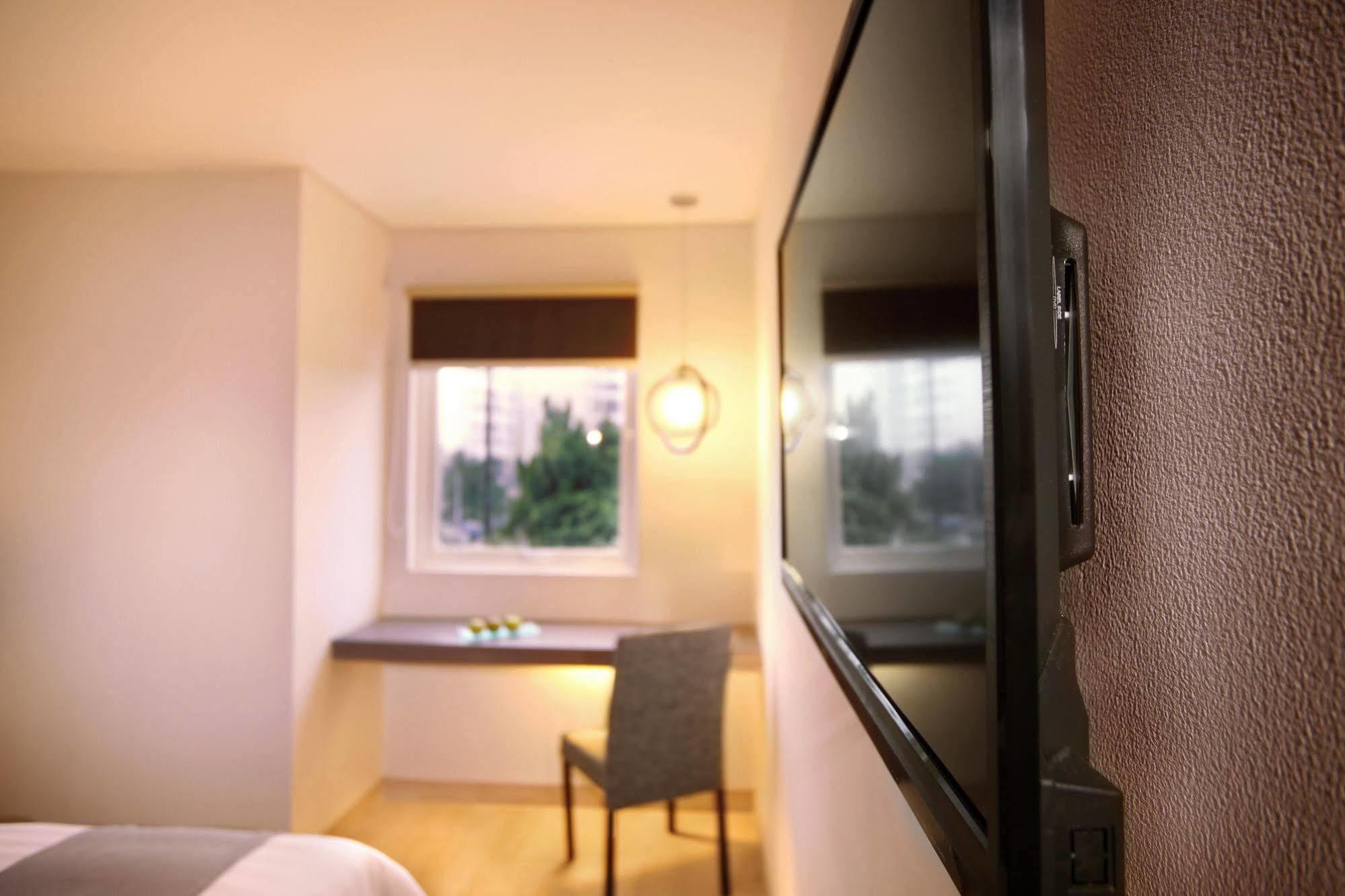 Neo Hotel Mangga Dua By Aston Jakarta Exterior photo